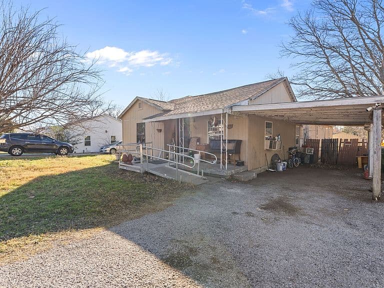 Listing photo 2