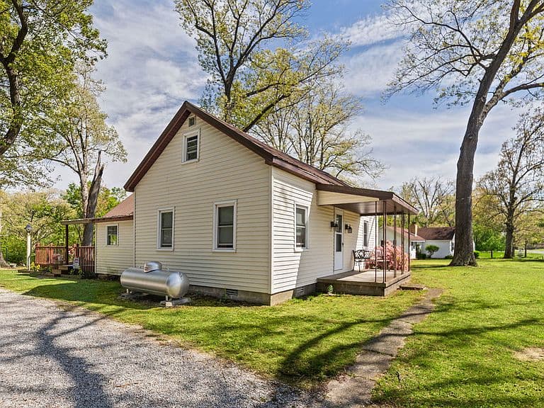 Listing photo 2