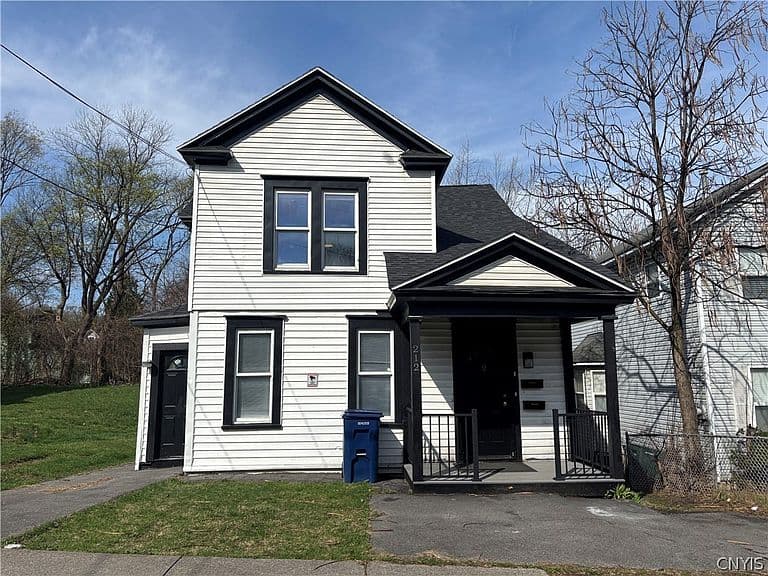 Listing photo 2