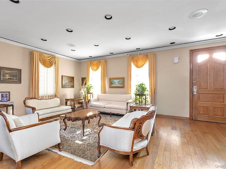 Listing photo 3