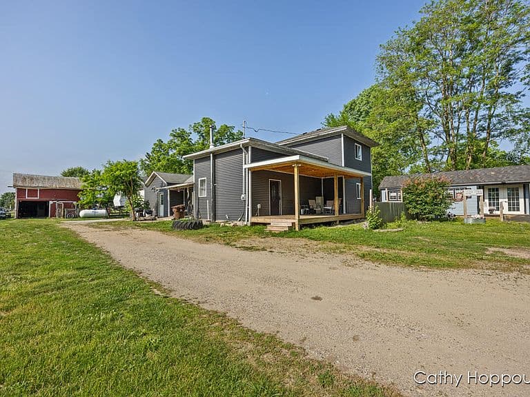 Listing photo 2