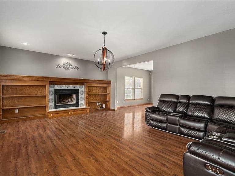 Listing photo 2
