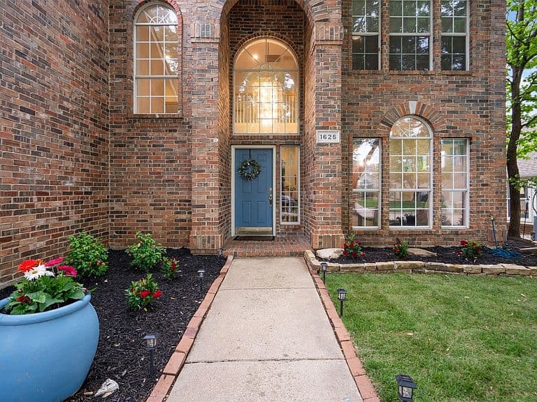 Listing photo 2