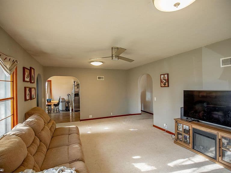 Listing photo 3