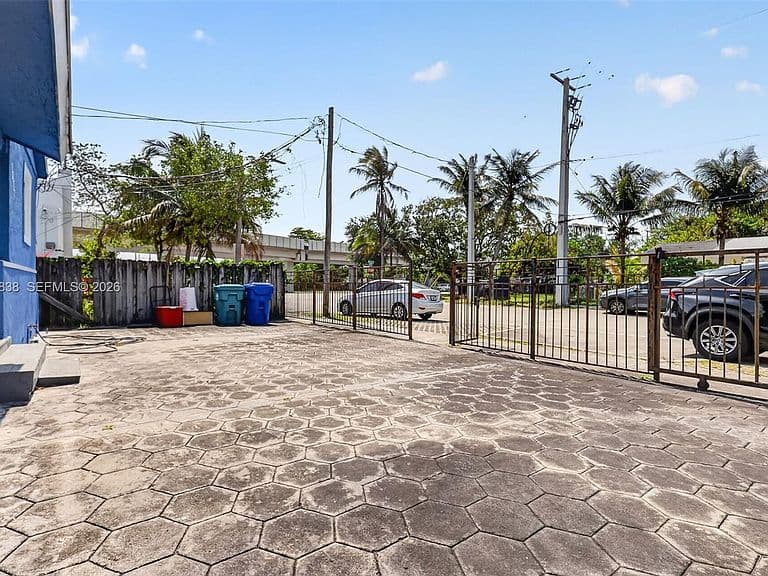 Listing photo 5