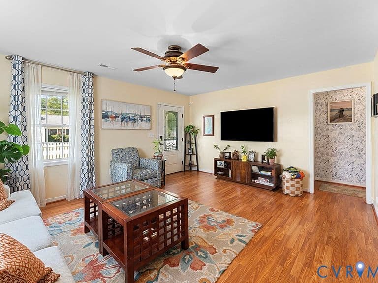 Listing photo 5
