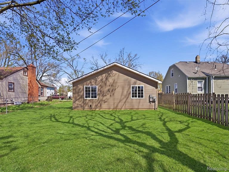 Listing photo 3