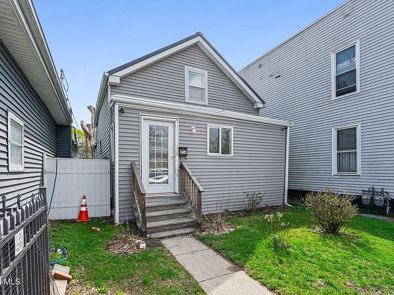 Listing photo 2