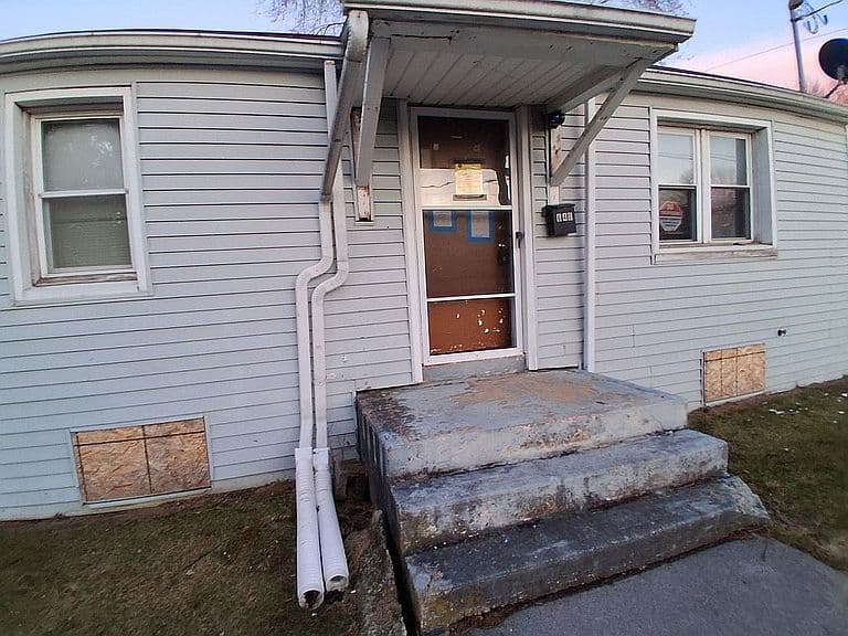 Listing photo 2