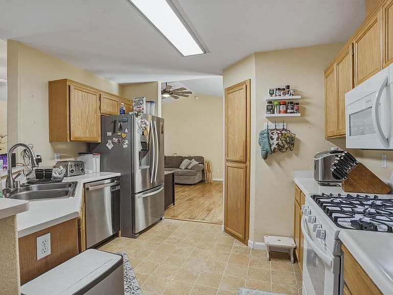 Listing photo 5