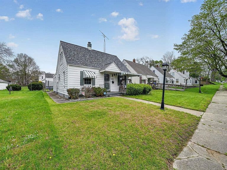 Listing photo 2