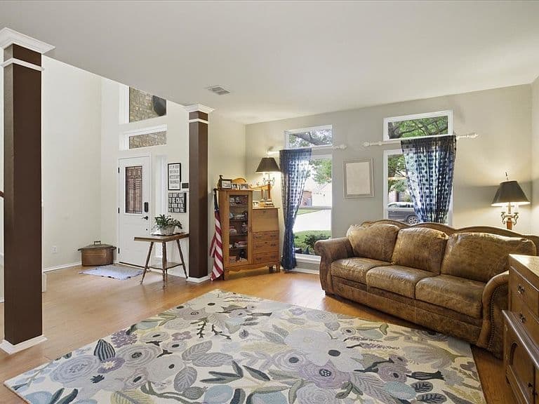 Listing photo 2