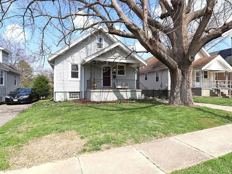 Listing photo 2