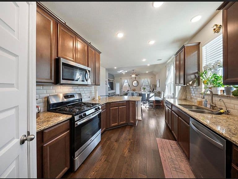 Listing photo 5