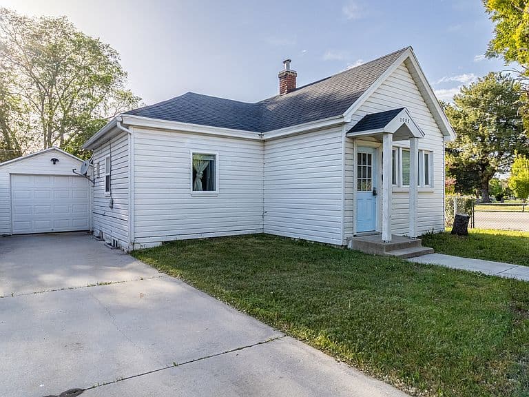 Listing photo 2