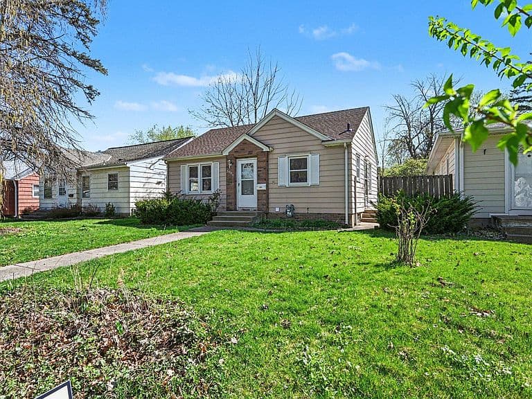 Listing photo 2