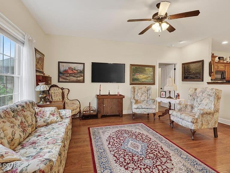 Listing photo 4