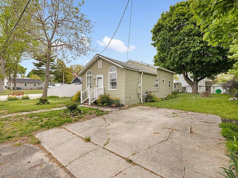 Listing photo 2