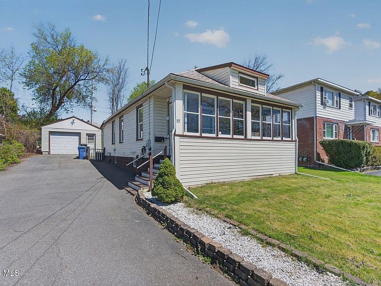 Listing photo 2