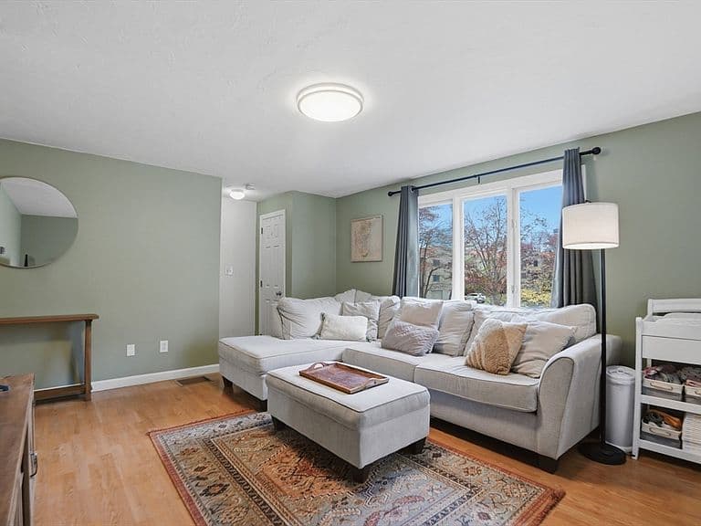 Listing photo 3
