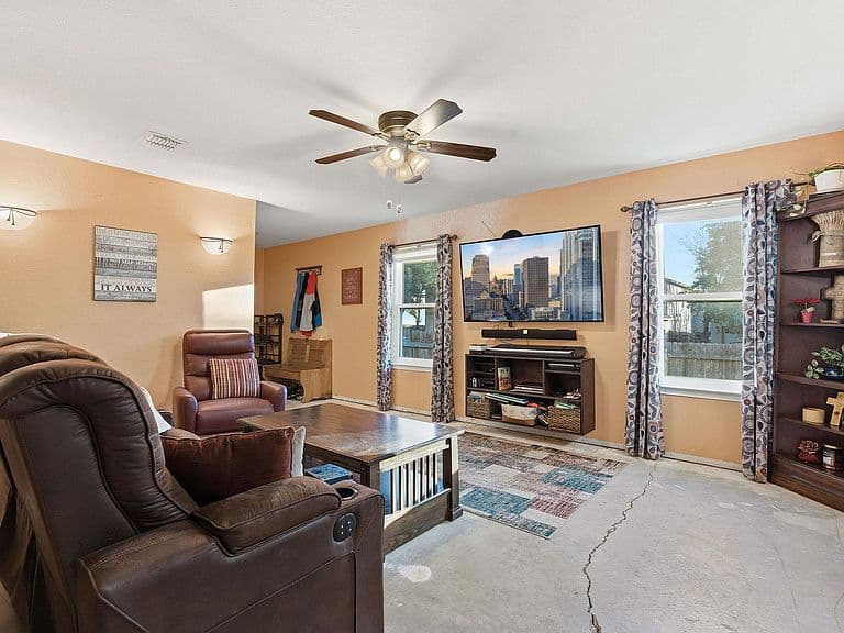 Listing photo 4
