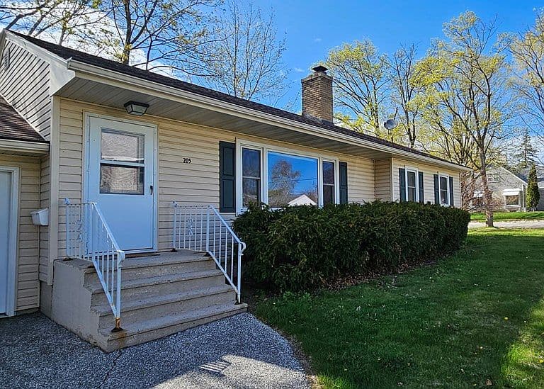 Listing photo 2
