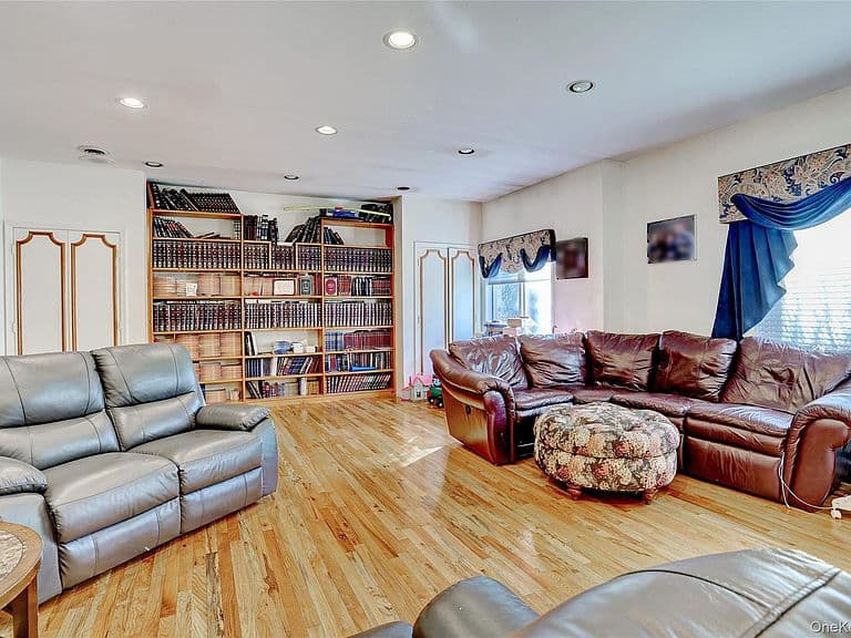 Listing photo 4