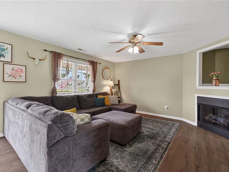Listing photo 5