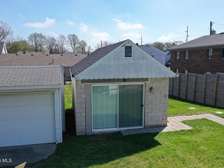 Listing photo 5