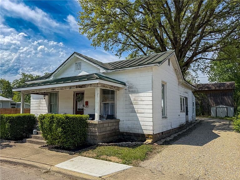 Listing photo 2