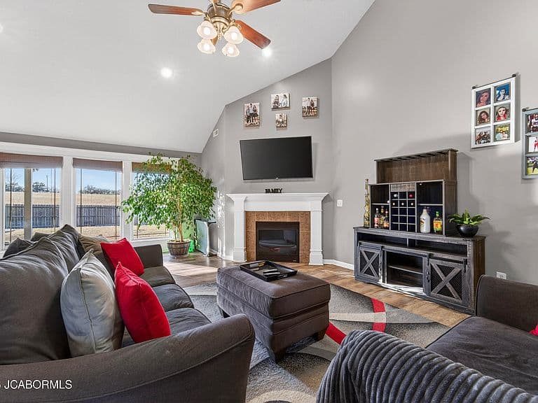 Listing photo 3