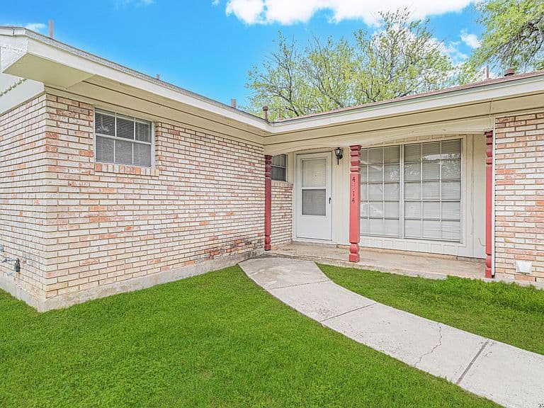 Listing photo 3
