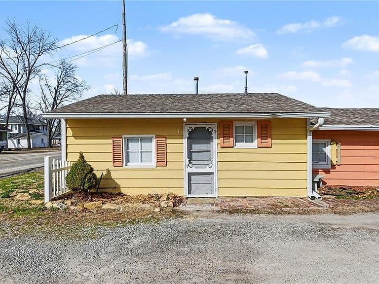 Listing photo 2