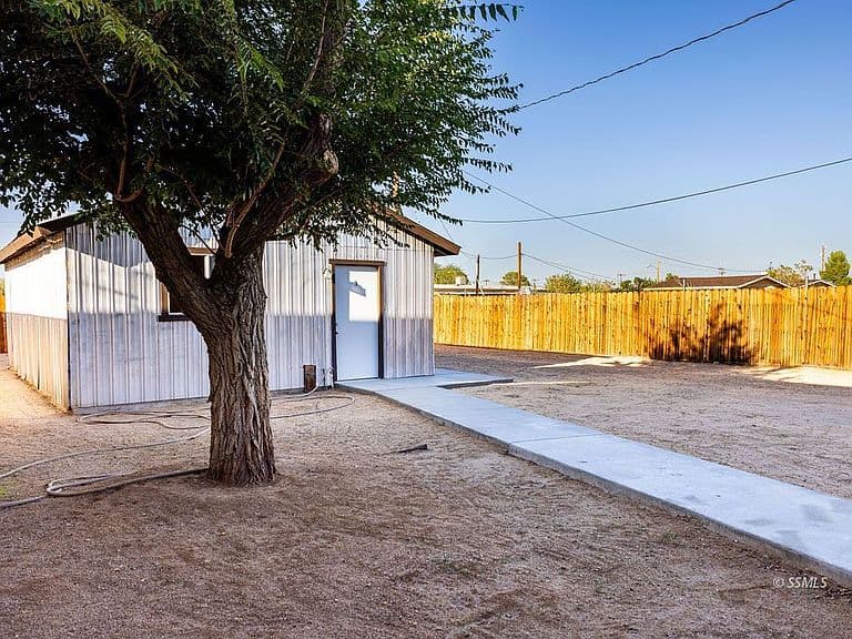 Listing photo 4