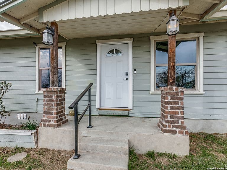 Listing photo 2
