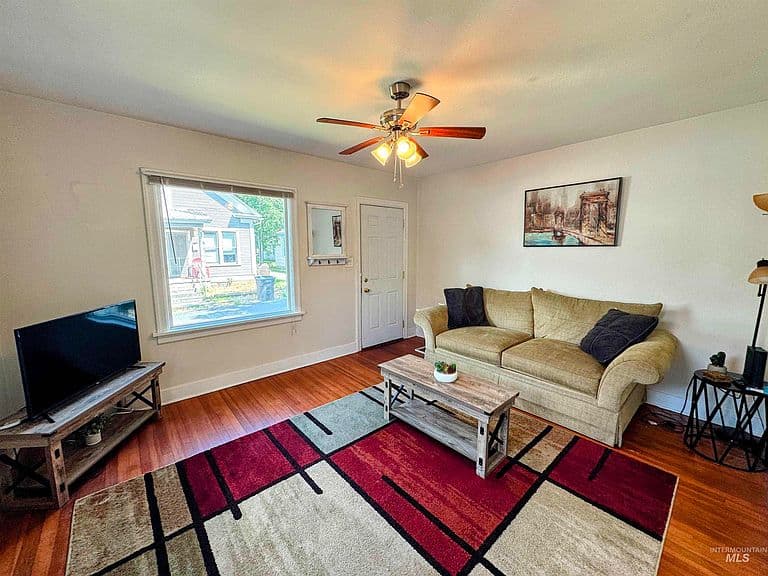 Listing photo 4