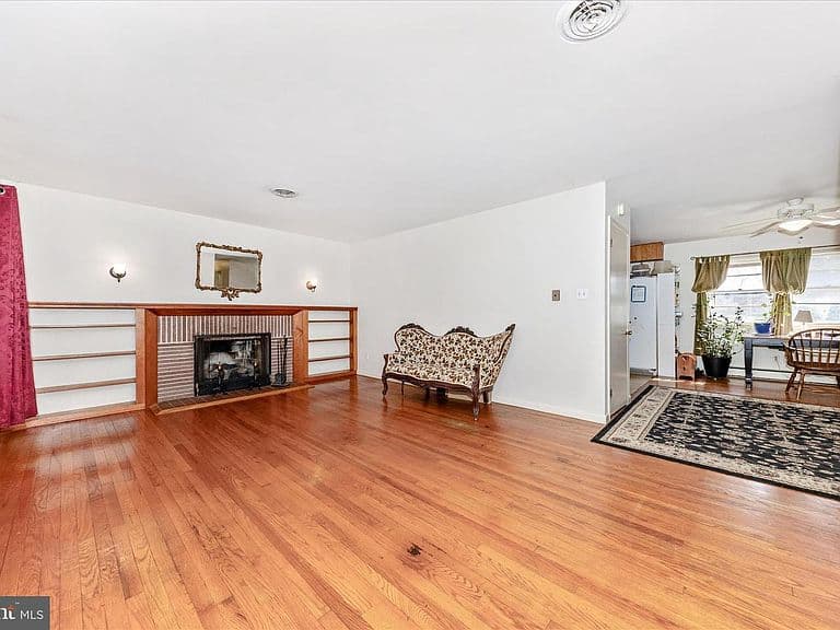 Listing photo 5