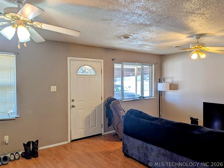 Listing photo 2
