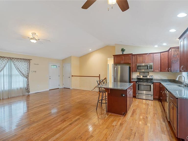 Listing photo 5