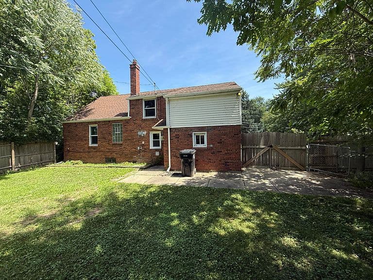 Listing photo 2