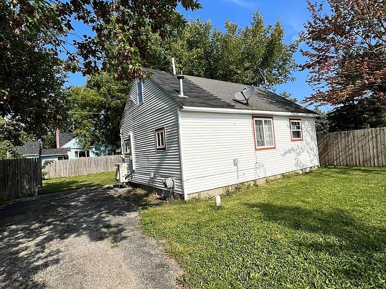 Listing photo 2