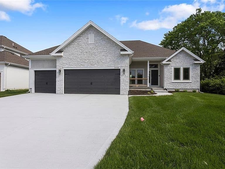 Listing photo 2