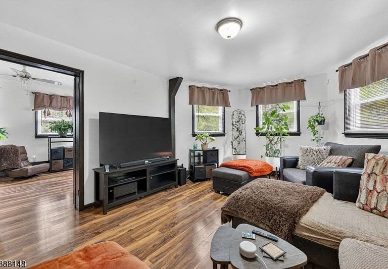 Listing photo 3