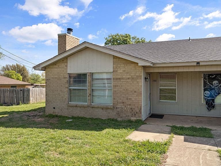 Listing photo 2