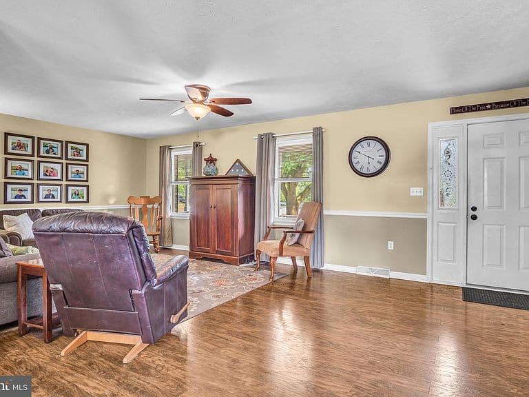 Listing photo 3