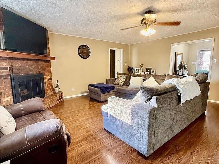 Listing photo 2