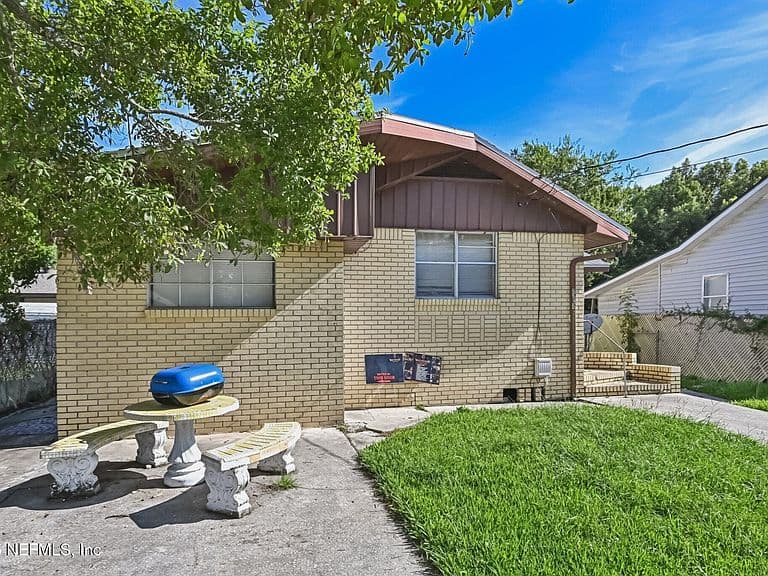 Listing photo 5