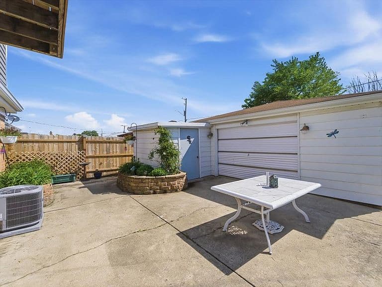 Listing photo 5