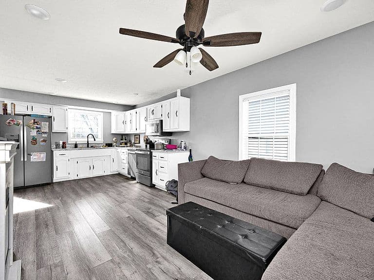 Listing photo 2