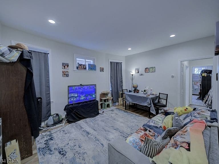 Listing photo 3